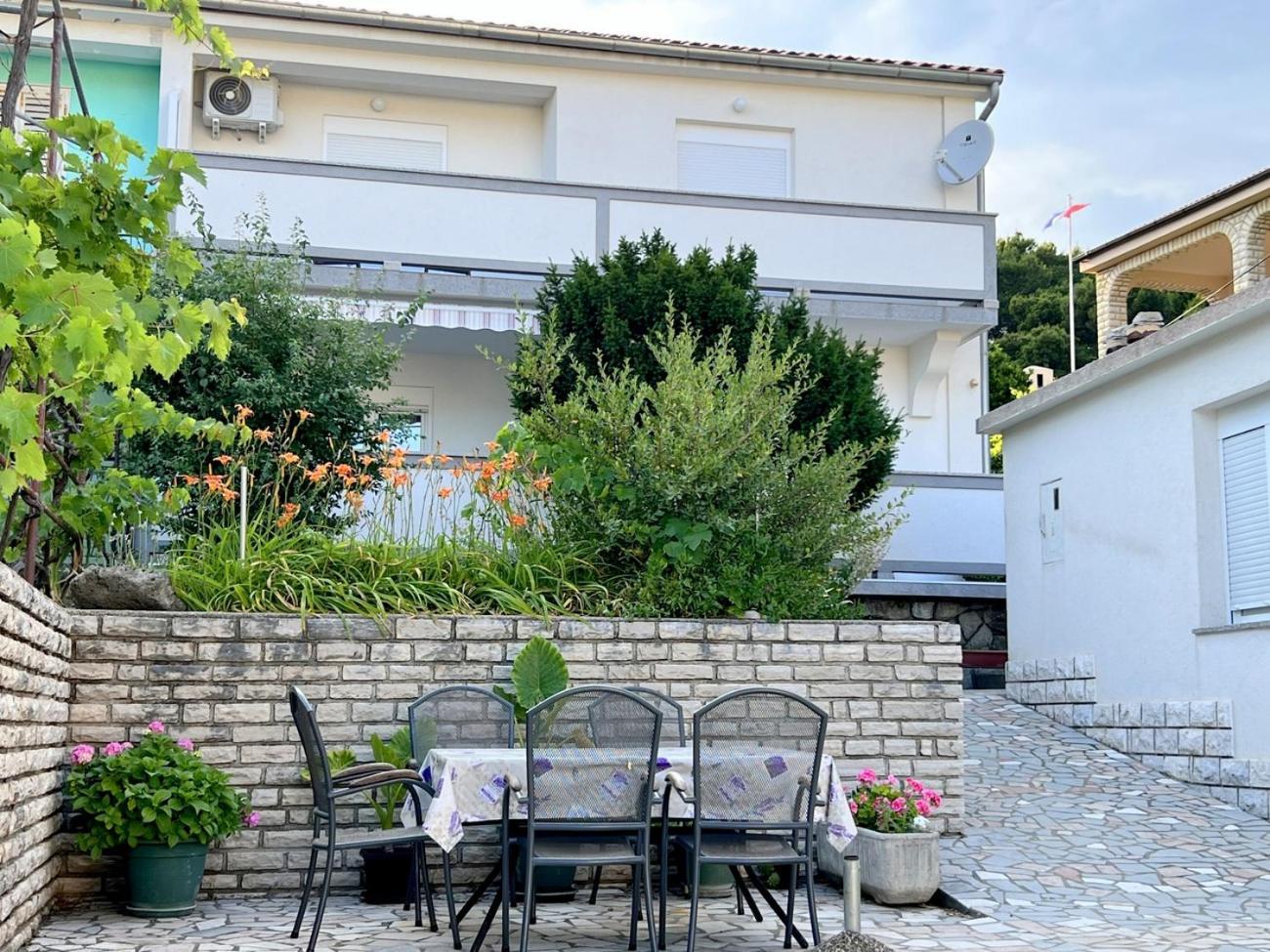 Evergreen & Pinky Apartments Close To The Beach Rab Town Exterior photo